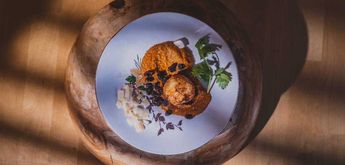 על גג העולם עם שבע תרנגולות ועז