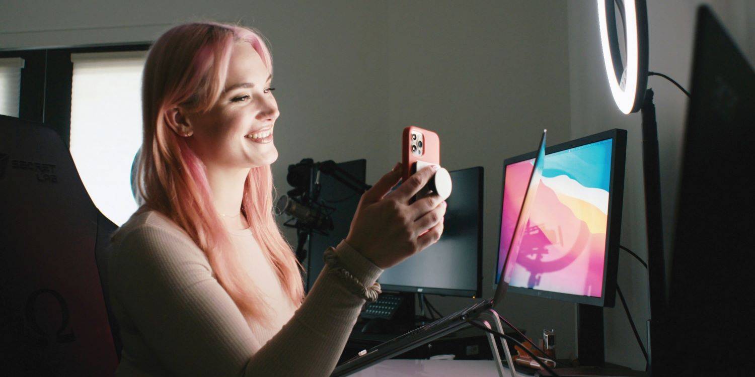 מאחורי הווילון המתנפנף